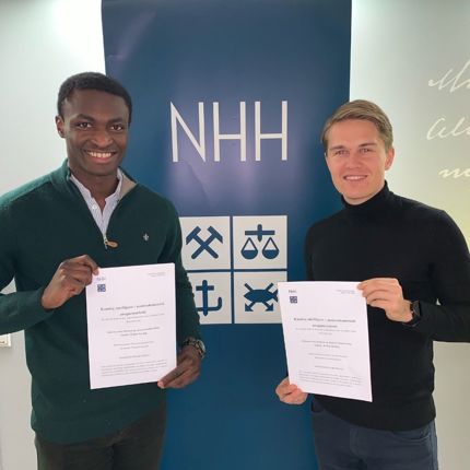 Holm og Bankson med sin masteroppgave. Foto: Privat