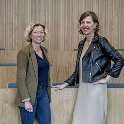 Inger G. Stensaker (t.h.) og Therese Egeland Foto: Helge Skodvin