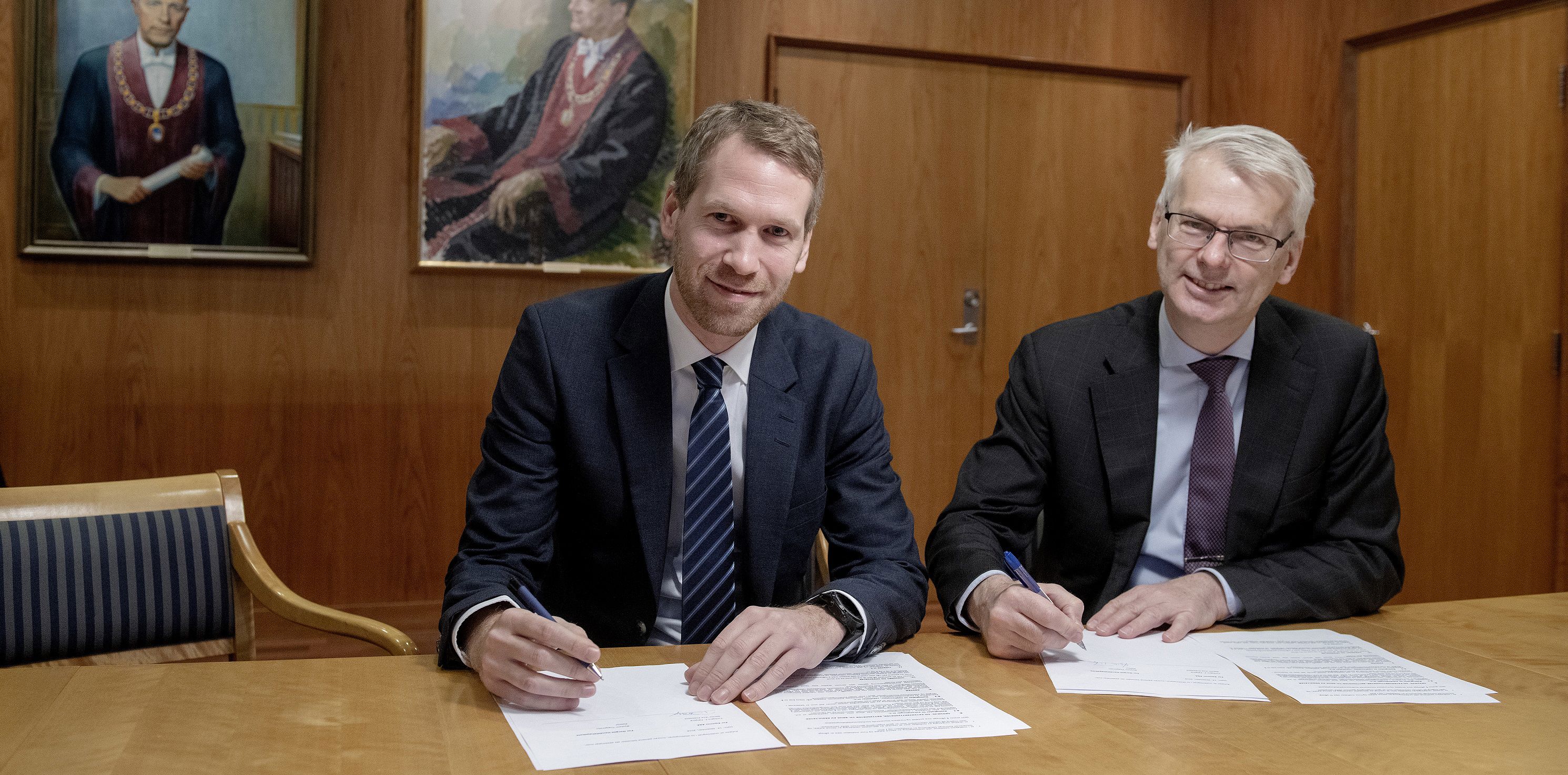 Digitaliseringsdirektør Torbjørn F. Folgerø i Equinor (til venstre) og NHH-rektor Øystein Thøgersen signerte i dag Akademia-avtalen. Foto: Helge Skodvin 
