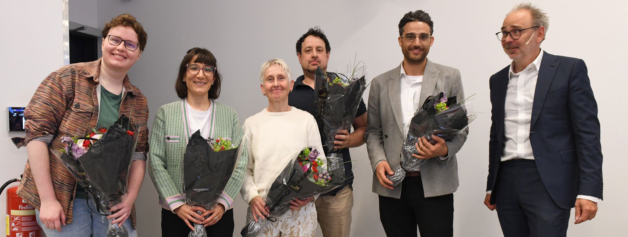 Fem av forskerne som mottar publikasjonsbonus denne våren: Postdoktor Theresa Bührle, førsteamanuensis Elisa Casi-Eberhard, professor Karin Thorburn, førsteamanuensis Carsten Bienz, postdoktor Adam Reiremo – og NHH-rektor Helge Thorbjørnsen. Foto: Hallvard Lyssand 