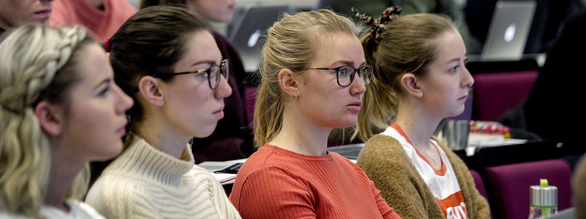 Fire av masterstudentene på kurset "Kunstig intelligens og robotisering" er (fra venstre): Mari Lind Aronsen, Lotte Hausken, Viktoria Vikan Hæsken og Andrea Kvamsdal. Foto: Helge Skodvin