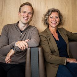 Professor Therese Egeland og førsteamanuensis Joel W. Berge er NHHs nye podkast-par. De står bak podkasten Lederskap. Foto: Trude Brun Wilhelmsen