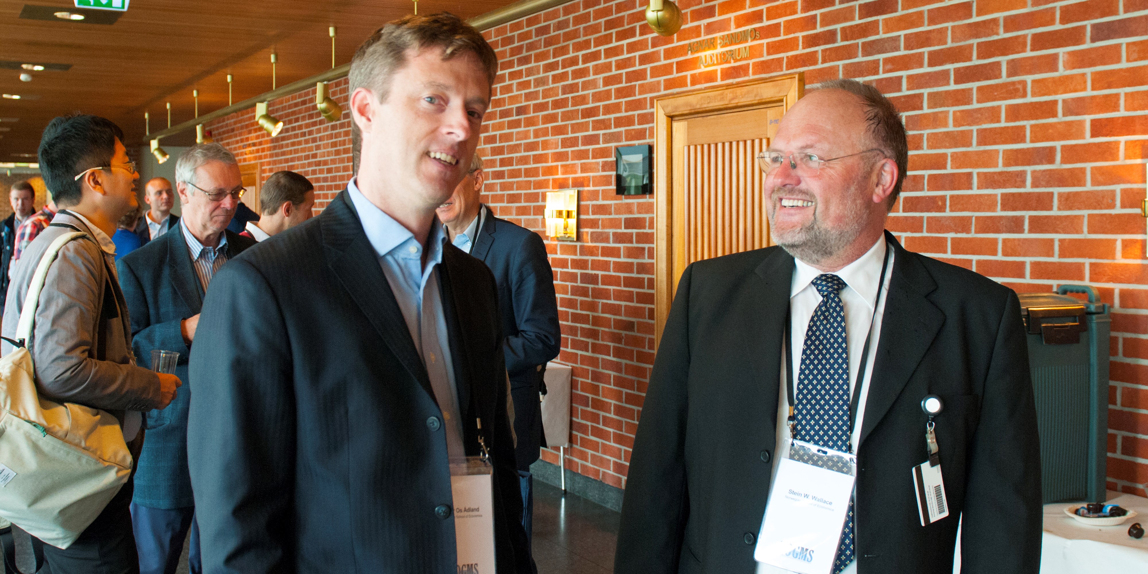 Professorene Roar Os Ådland og Stein W. Wallace gjør seg klar før konferansen.