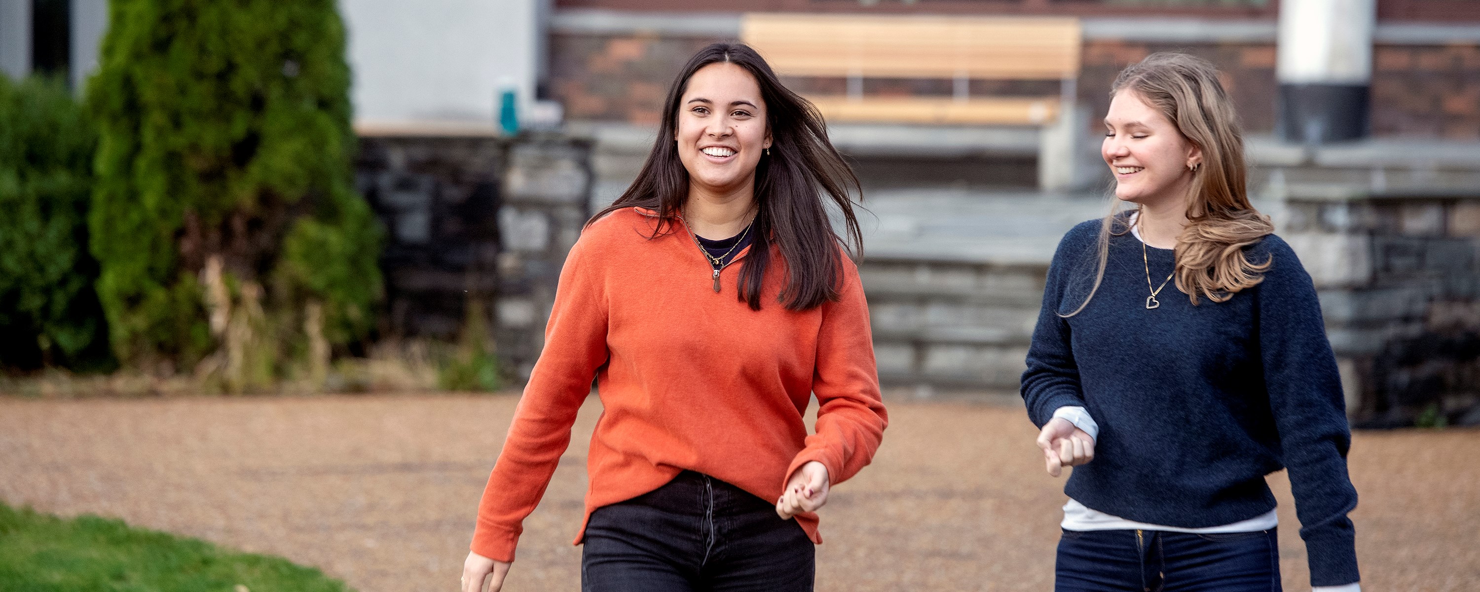 Cinta Lilis Jacobsen og Karoline Lysaker. Foto: Helge Skodvin