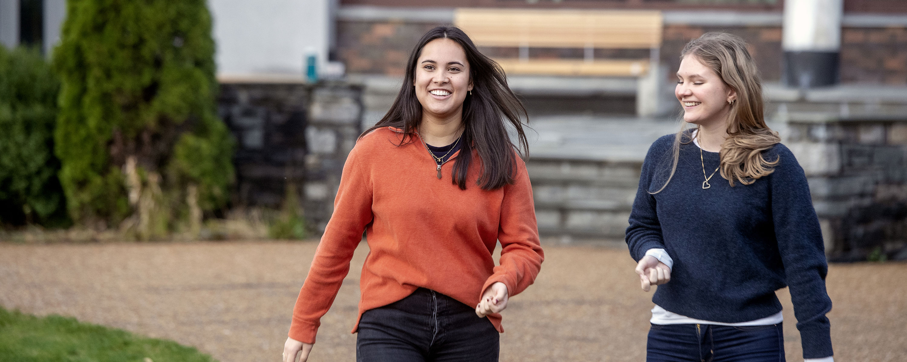 Cinta Lilis Jacobsen og Karoline Lysaker. Foto: Helge Skodvin