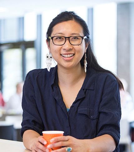 Bilde av NHH-student Anita Bui, som tok en CEMS-grad ved NHH og St. Gallen i Sveits.