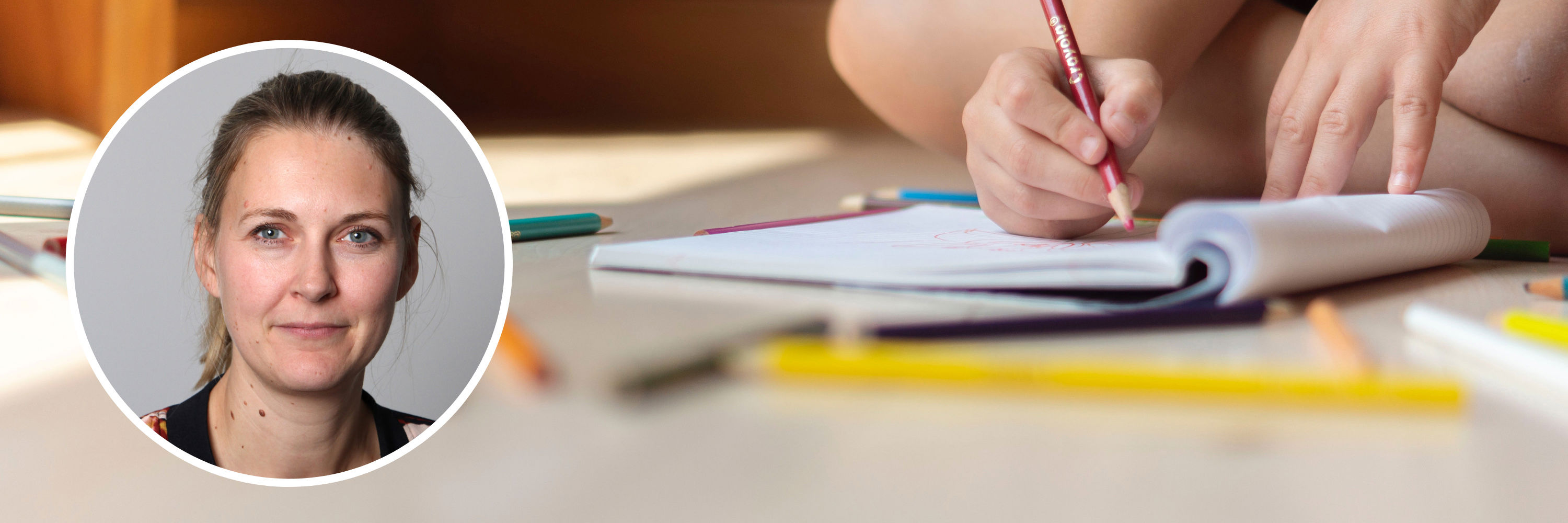 Bilde av barn som tegner og NHH-professor Katrine Løken. 