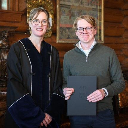 Eirik Berger Abel sammen med prorektor for forskning ved NHH, professor Malin Arve