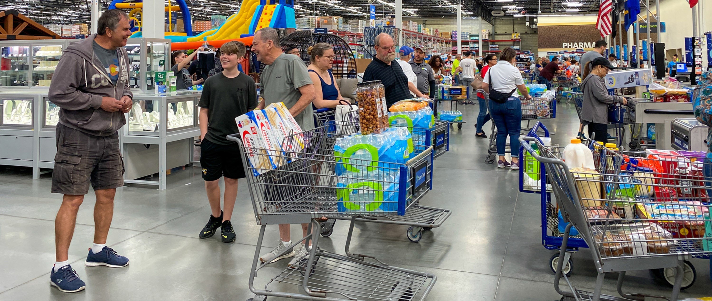 Customers standing in long lines waiting to check out their groceries at a Sams Club in Orlando, Florida due to the hoarding of essential products. Photo: Joni Hanebutt/Dreamstime.com