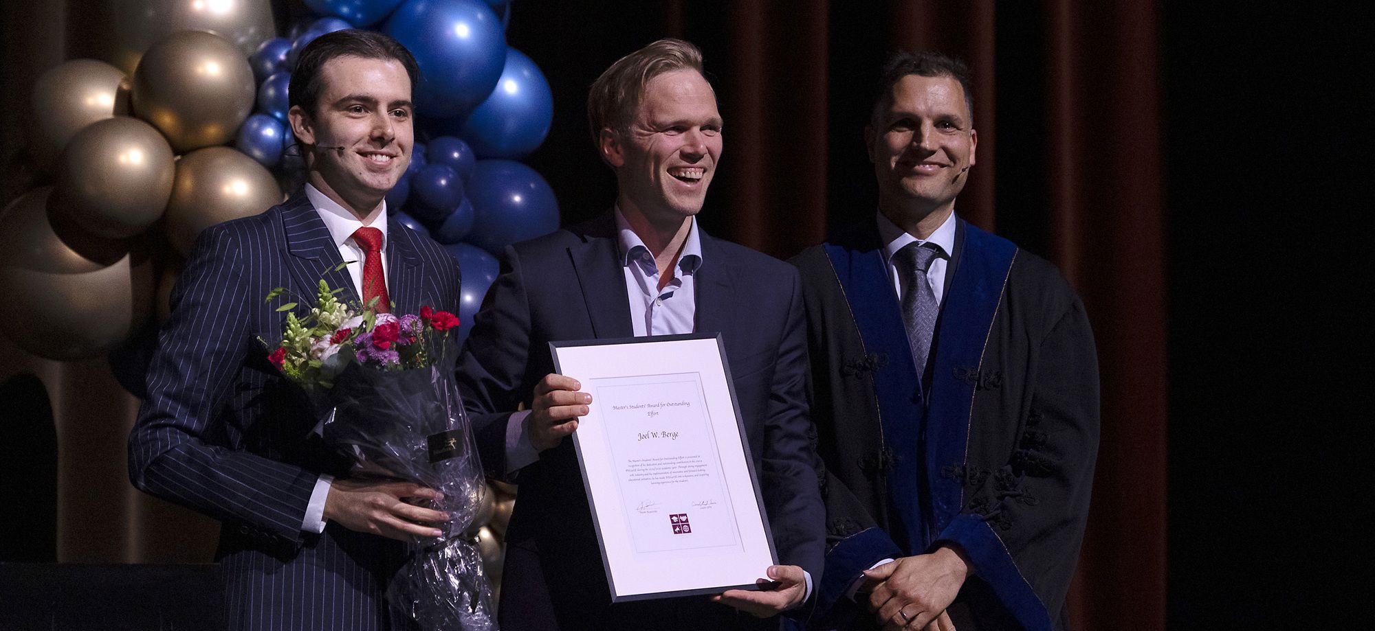 Joel Berge fikk Masterstudentenes pris for fremragende undervisning under masterseremonien i Grieghallen fredag. Her sammen med masterstudent Aviv O. Benhamou og prorektor for utdanning Steffen Juranek. Foto: Silje Robinson
