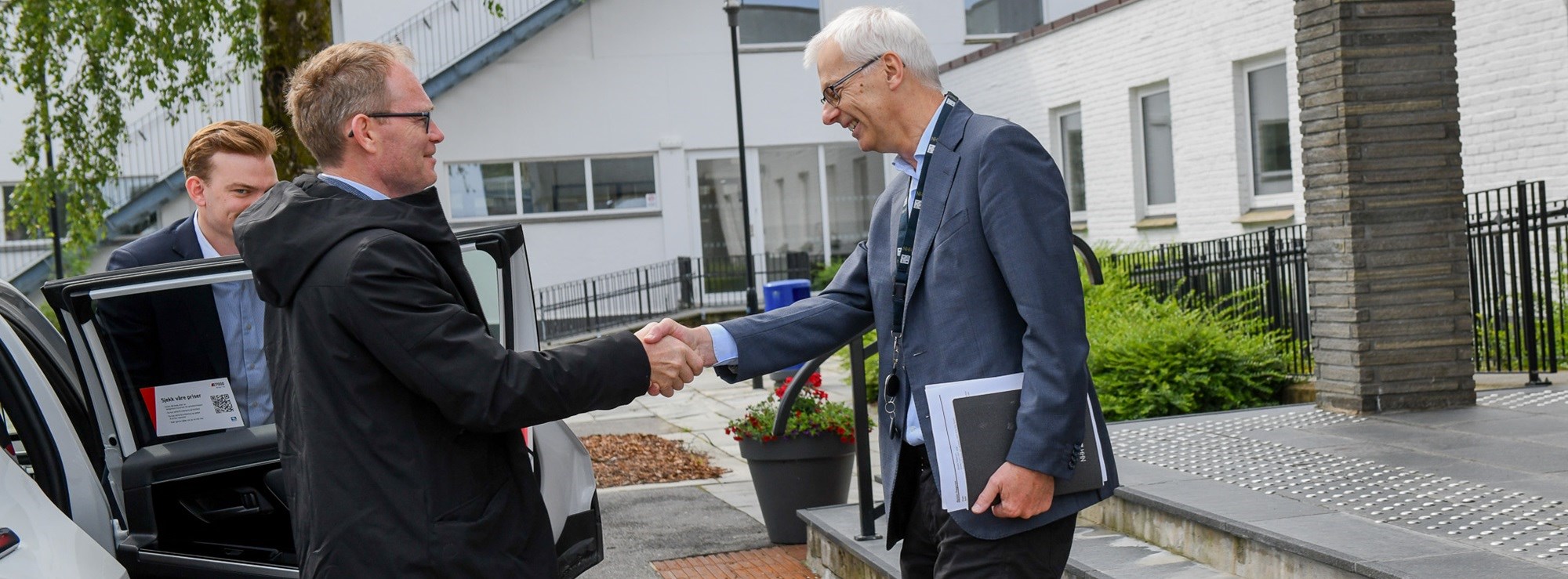 Minister of Research and Higher Education Oddmund Hoel (Sp) greets Rector Øystein Thøgersen during his visit to NHH in June. Photo: Ingunn Gjærde.