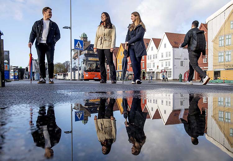 Students at Bryggen_H Skodvin 750px.jpg
