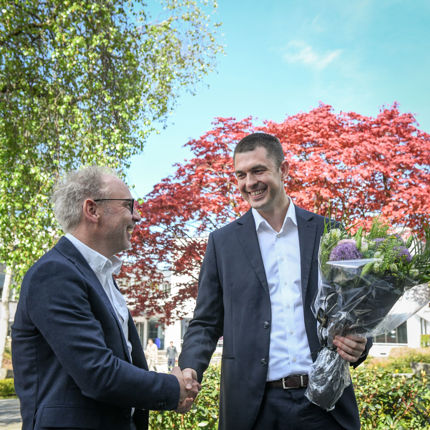 Håkon Otneim is congratulated by NHH Rector Helge Thorbjørnsen. Photo: Ingunn Maarnes-Gjærde