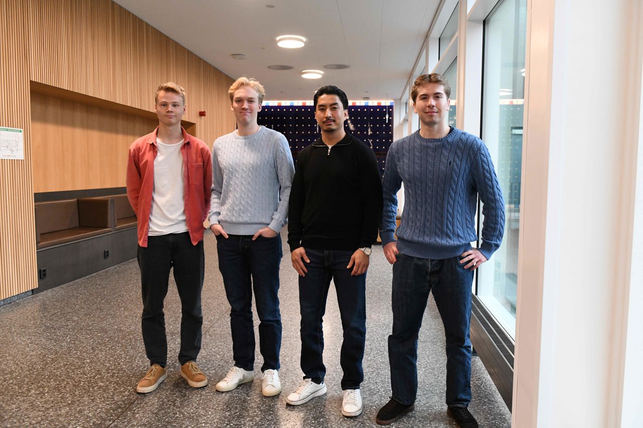 … medan denne gjengen kom fram til motsett konklusjon. Frå venstre Tobias Slinning Urke, Markus Johan Tolo Langset, Yasin Abbasi og Bastian Brekstad Mork.