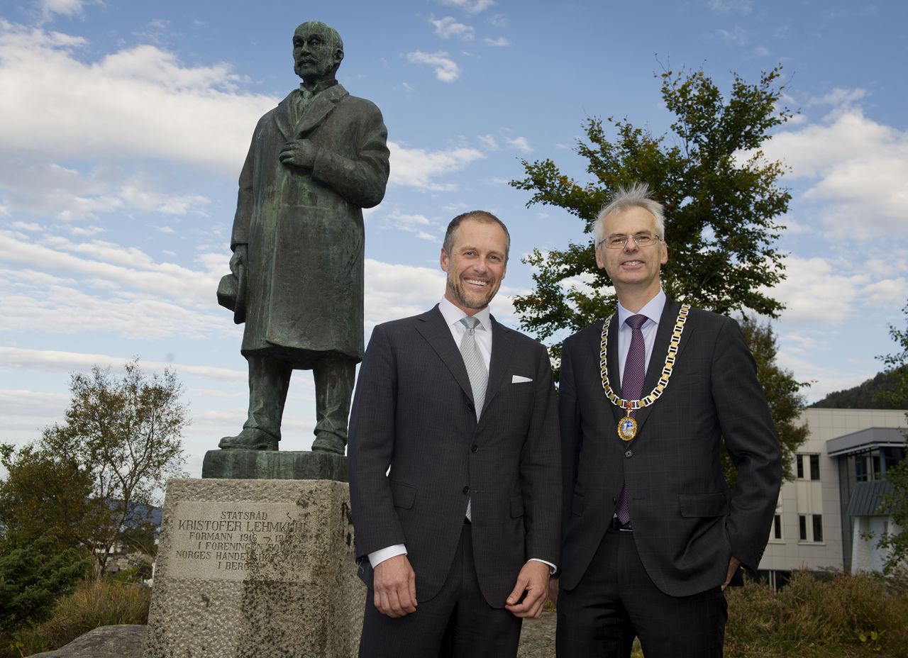 Lehmkuhlforeleser Frode Eilertsen og NHHs rektor Øystein Thøgersen. 