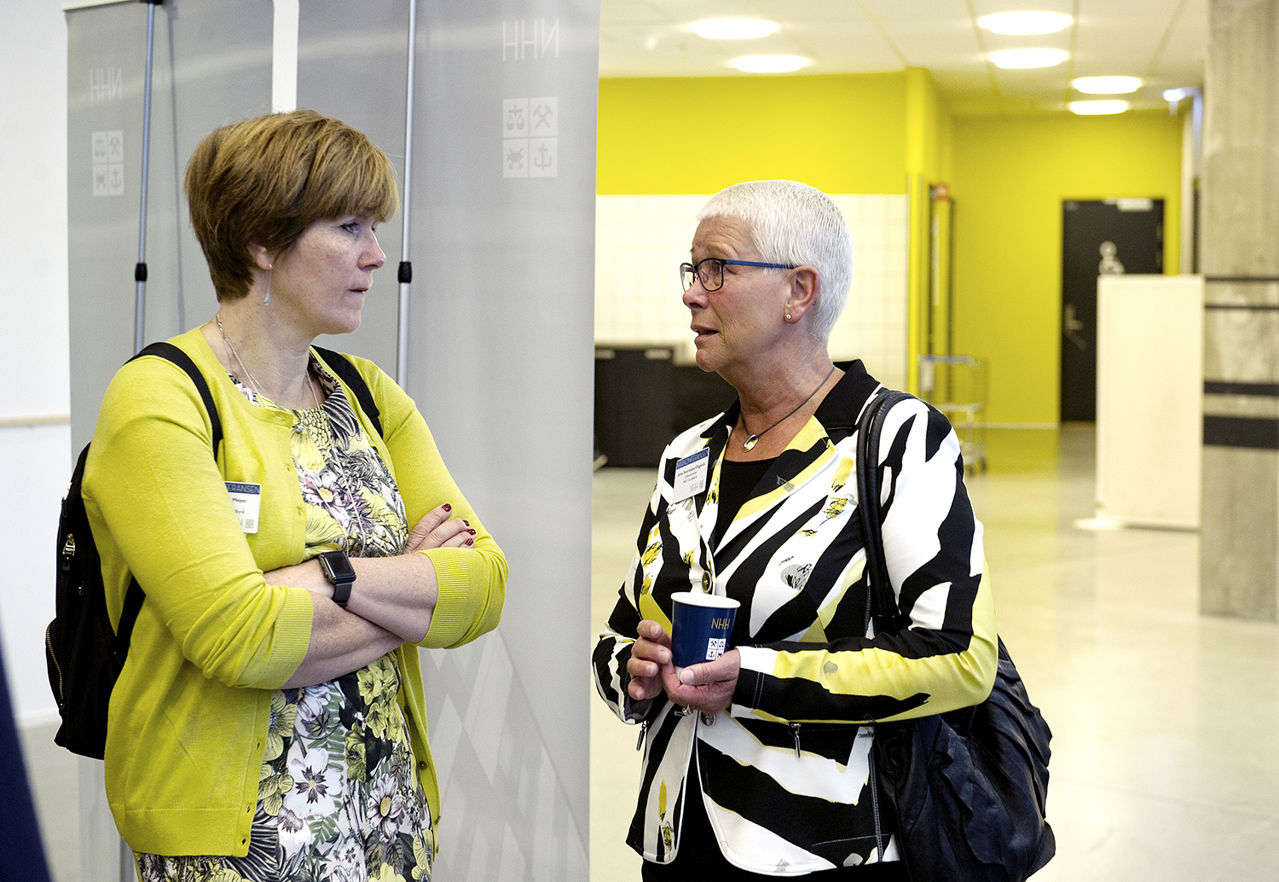 SSB-direktør Christine B. Meyer og fylkesdirektør Anne Kverneland Bogsnes i NAV Hordaland. Foto: Helge Skodvin