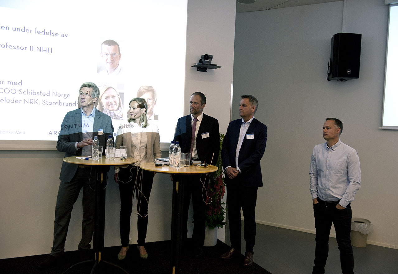 Debatt på Vårkonferansen Styreleder i blant annet NRK og Storebrand, Birger Magnus, og COO i Schibsted i Norge, Siv Juvik Tveitnes, var samlet til VÅR-dialog sammen med innlederne Frode Eilertsen, Jon Iden og Henrik Müller-Hansen. Her fikk også publikum i salen anledning til å stille spørsmål. Foto: Helge Skodvin