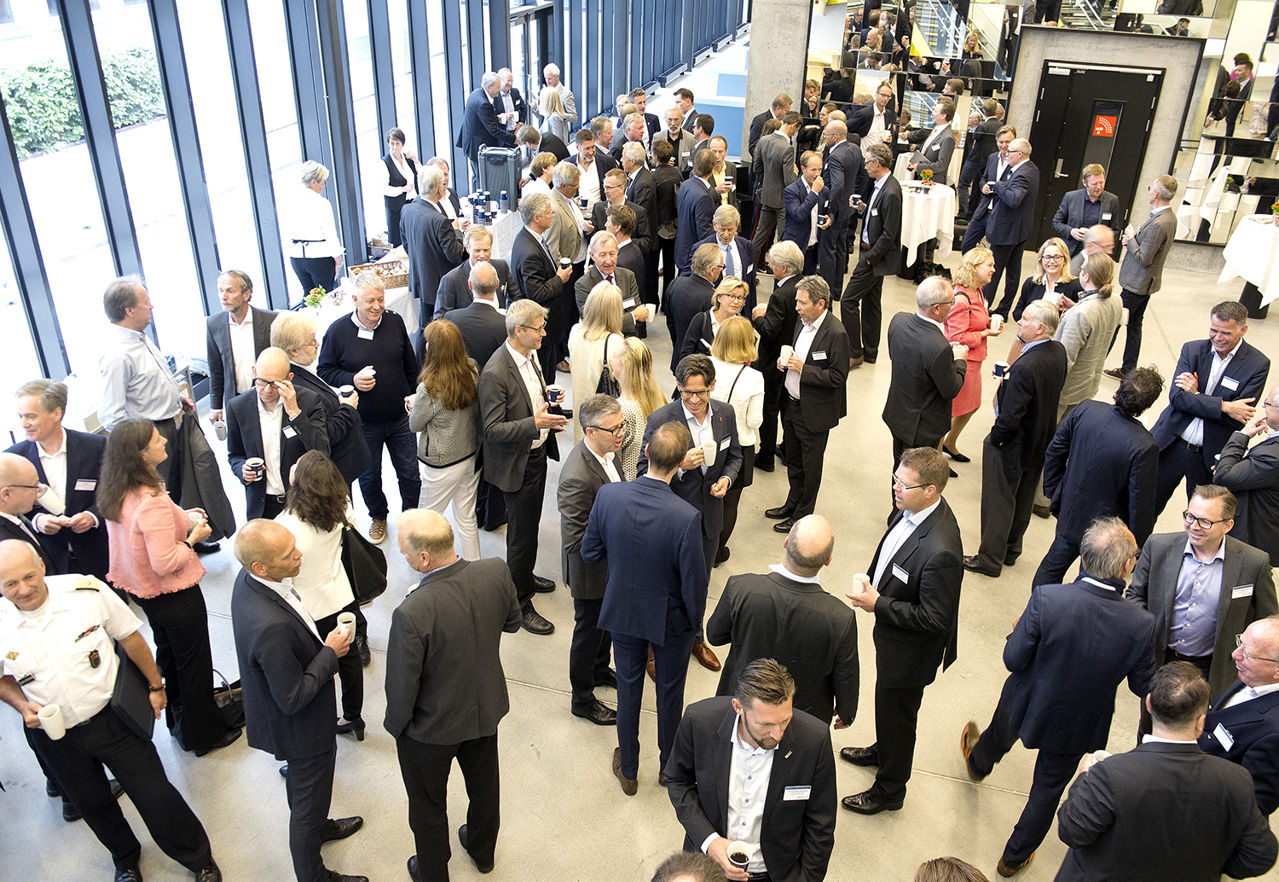 Interessen for å delta på årets konferanse var svært stor. I pausene ble det rikelig med anledning til å mingle. Foto: Helge Skodvin