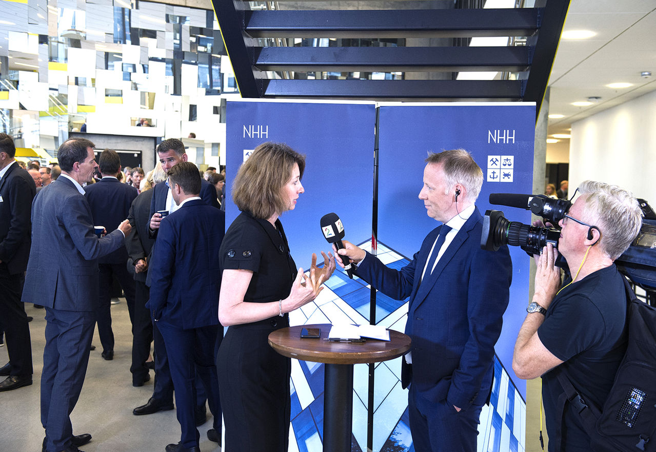 TV 2 var på plass for å rapportere direkte fra konferansen. Her er det president Silvija Seres i Polyteknisk forening som intervjues av TV 2-reporter Kjetil H. Dale. Bak kamera står Jan Kåre Gåsemyr. Foto: Helge Skodvin