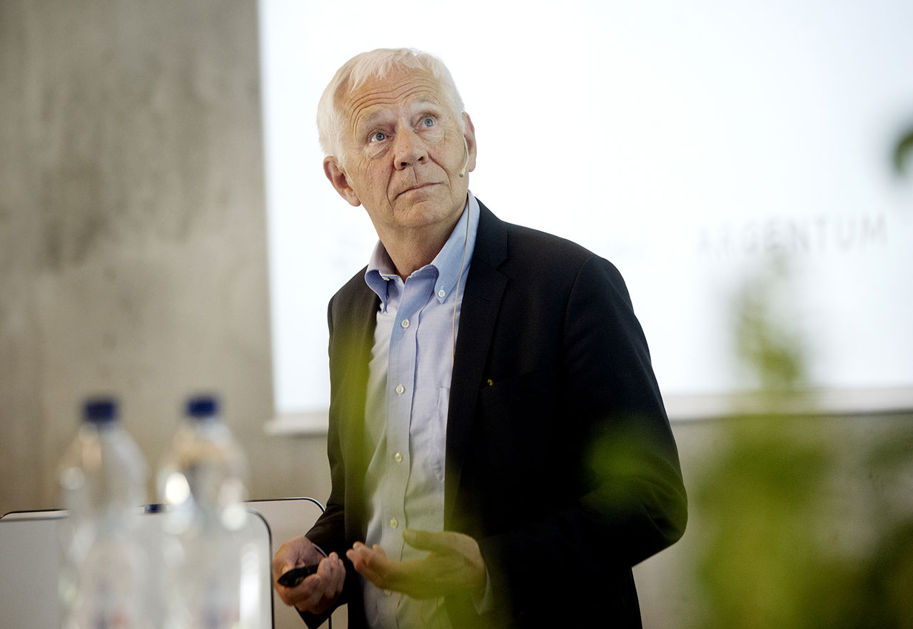 Professor emeritus Victor D. Norman er en populær foredragsholder. Tittelen på foredraget hans var Digitalisering i et makro-perspektiv.  Foto: Helge Skodvin