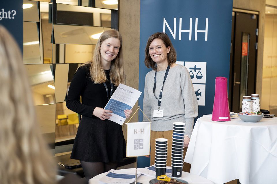 Student på finans, Frid Helén Hop, sammen med førsteamanuensis ved Institutt for finans, Jøril Mæland.