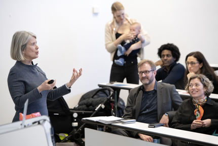 Elin Mortensen fra AFF (til venstre), alumnikoordinator Morten Hilt og prorektor Therese E. Sverdrup.