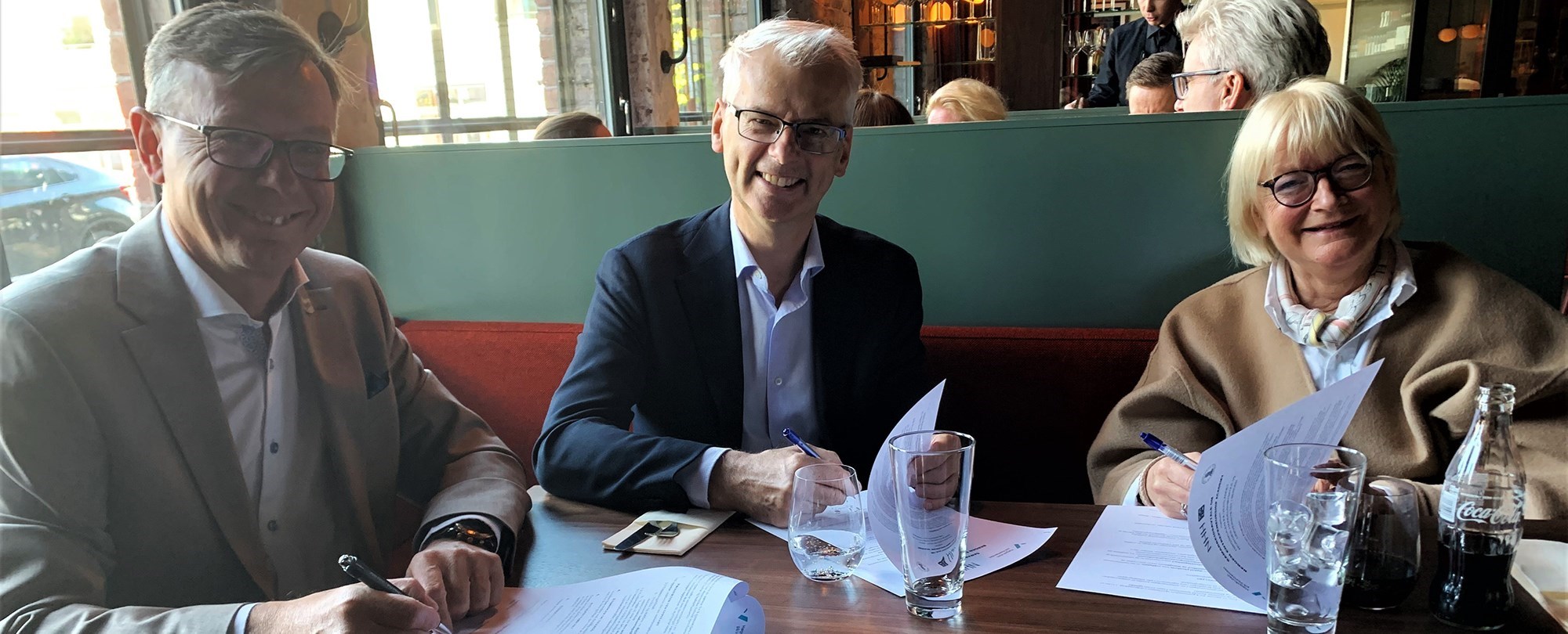 Rektorene Dag Rune Olsen (UiB), Øystein Thøgersen (NHH) og Berit Rokne signerer BEA-avtalen. Målet med Bergen Entrepreneurship Academy er å utvikle utdanningstilbudet innenfor innovasjon på tvers av de tre institusjonene og legge til rette for studententreprenørskap.