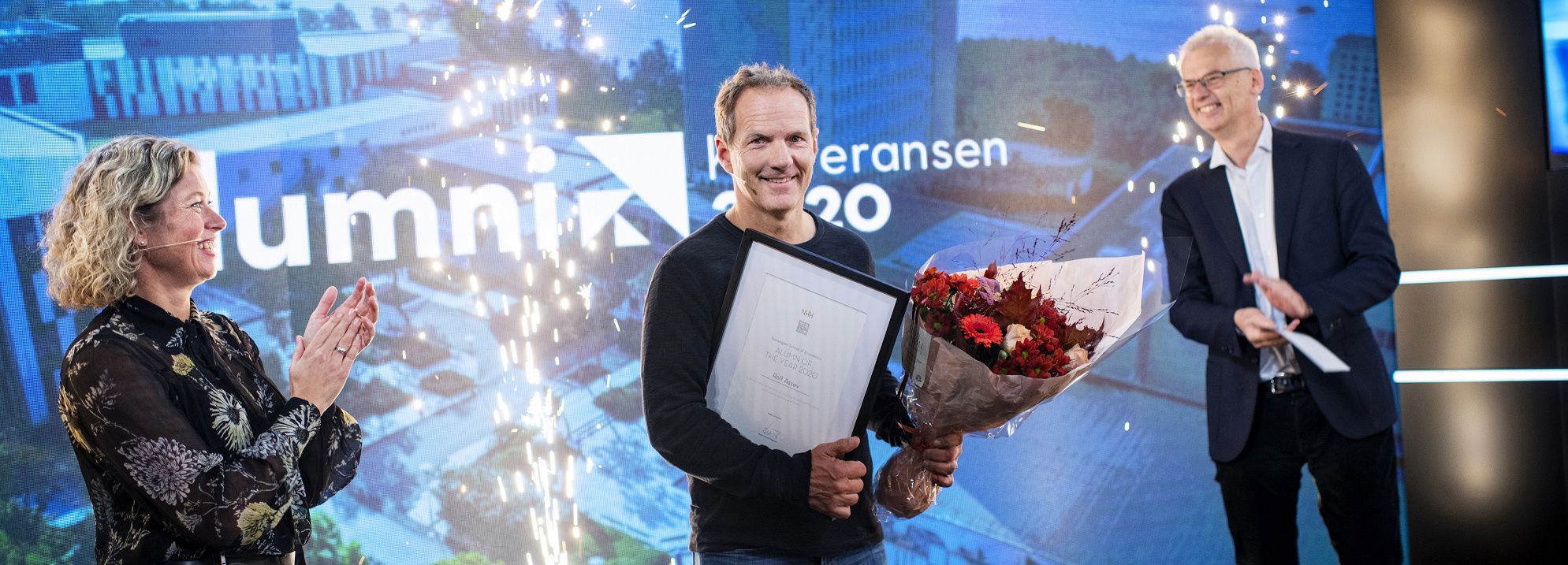 Rolf Assev is Alum of the Year 2020, greeted by vice rector Therese E. Sverdrup and rector Øystein Thøgersen. Photo: Siv Dolmen 