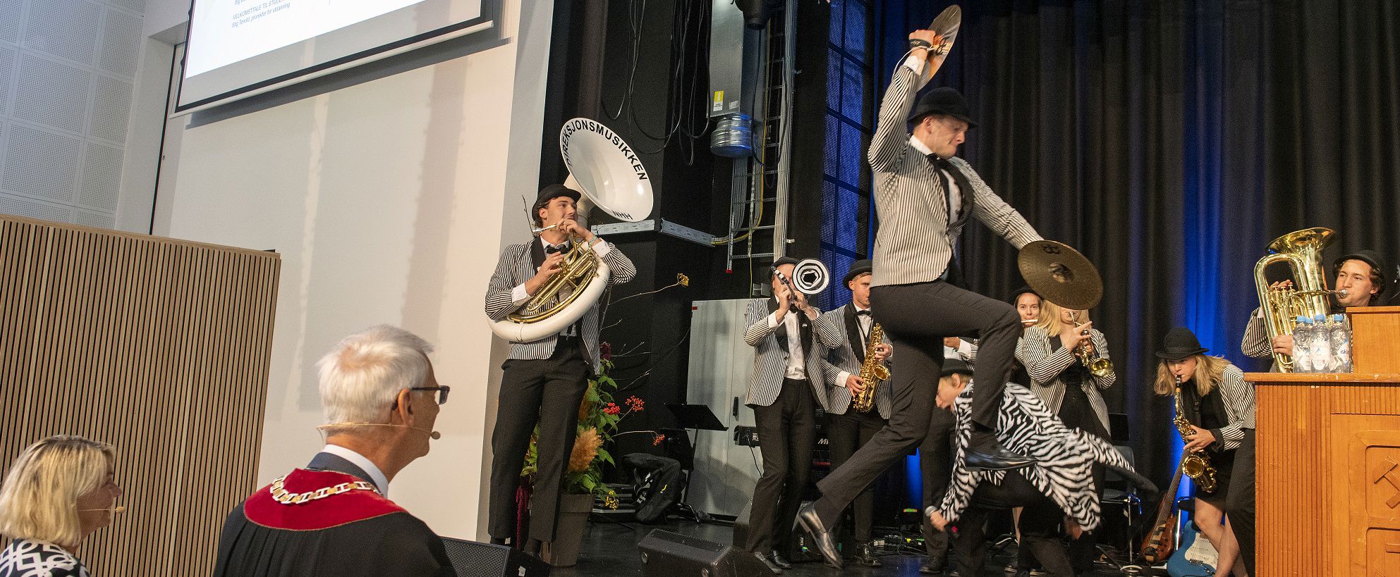 Den tradisjonsrike immatrikuleringen ved Norges Handelshøyskole ble åpnet av Direksjonsmusikken, som ledet følget med rektorat og justis- og beredskapsminister Monica Mæland, inn i den nyrestaurerte aulaen ved høyskolen. 