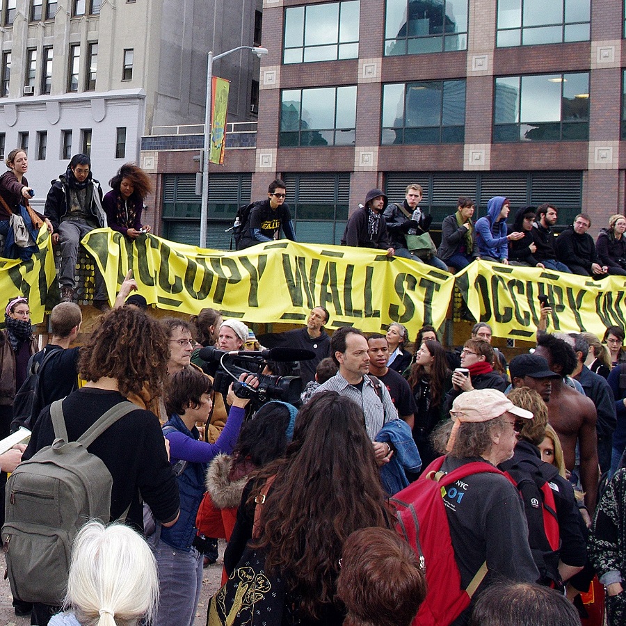 Occupy Wall Street begynte, med demonstrasjonen i Zucotti Park i New York. Slagordet var «vi er de 99 prosentene», og tanken at økonomien er rigget til fordel for de én prosent rikeste. Nå med et mer venstredominert storting her i Norge, er det tid for å spørre: Tilhører de neste tiårene den ene eller de 99 prosentene? NHH-forsker Øyvind Thomassen spør i DN. Foto: David Shankbone