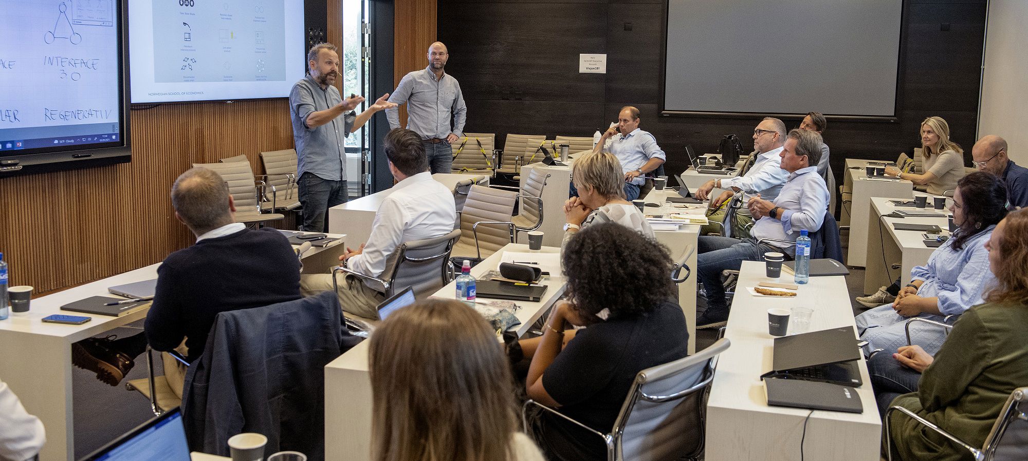 Samling på «Sustainable business strategy» med NHH-forskerne Lars Jacob Tynes Pedersen og Sveinung Jørgensen. Studentene er kommet halvveis i det ettårige studieløpet på NHHEs program. 