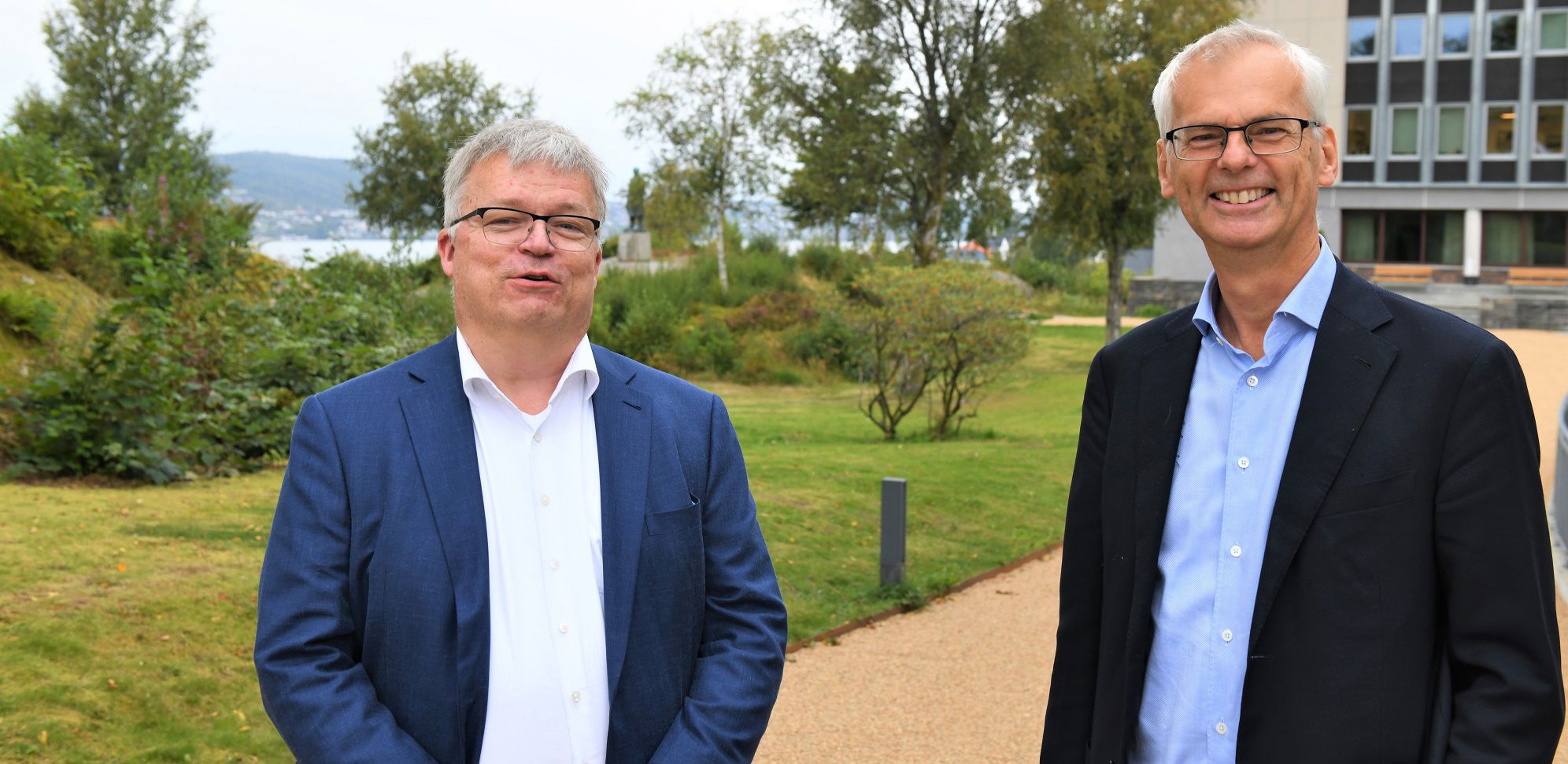 Da toppsjef og senior partner i KPMG Lars Inge Pettersen (til venstre) tok kontakt med NHH Executive, ønsket han et eget kompetanseutviklingsprogram. Pettersen ville ha et opplegg som skulle skreddersys organisasjonens behov. NHH-rektor og makroøkonom Øystein Thøgersen var første foreleser på programmet, som startet opp forrige uke. Foto: Sigrid Folkestad 