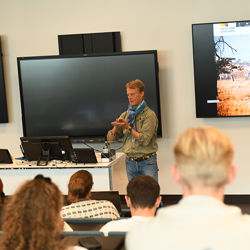 Etter over 40 år er Svein Wilhelmsen tilbake på NHH (alumn 1976), som gjesteforeleser på professor Gunnar Eskeland sitt masterkurs Economics of the Environment & Climate Change. Tematikken er bærekraftig turisme og beskyttelse av dyrelivet i Afrika, noe som ikke er gitt når en ser på bakgrunnen til finansalumnen. Foto: Filip Falk