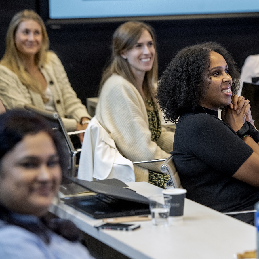 På forelesning (fra venstre) på NHHE-programmet «Sustainable business strategy»: Heidi Lyngstad, Danat A. Zeray Tekie, Pernille Orderud og Maiken Moe. – De to første digitale samlingene gikk overraskende bra, men det er befriende å møtes fysisk igjen, sier Tekie. Foto: Helge Skodvin