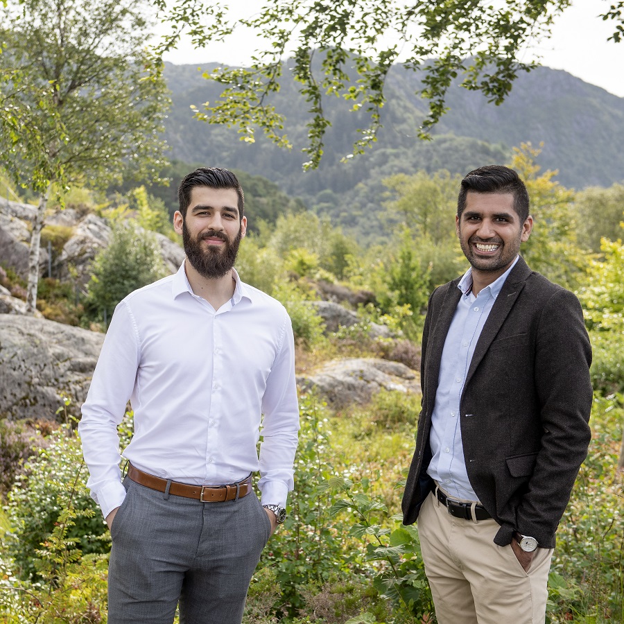 PhD-studentene Ibrahim Pelja og Hussnain Bashir – begge siviløkonomer fra NHH – står bak NHHs satsning på det nye masterkurset «Bærekraft og ESG-rapportering».  – Vi vil at studentene skal forstå at den fundamentale delen av emnet er transparens og ærlighet. Bedrifter trenger ikke bare å ha en bærekraftig forretningsmodell, de må også kommunisere åpent om hva de faktisk gjør. Dette er vårt budskap til studentene, sier Bashir.