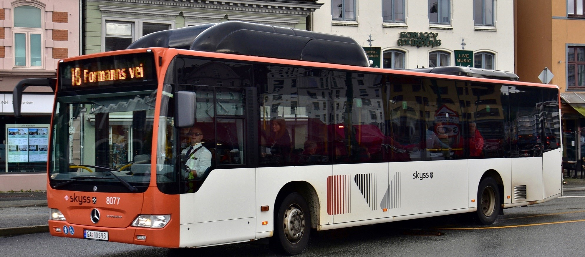 Den harde sannheten er at så lenge utryggheten preger oss, vil kollektivselskapene måtte forholde seg til kundenes motvilje mot å benytte deres tjenester. Ingen reklamekampanje eller prisreduksjon får dem til å endre holdning eller vaner, skriver Tor W. Andreassen i Dagens Perspektiv. Foto: wikimedie (Bahnfrend)