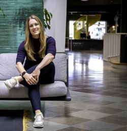 Som en av to konserndirektører for salg i Stampen Media i Gøteborg, står Anna Larsson midt i endringene i mediebransjen. Den tidligere NHH Executive-studenten har ansvaret for å skaffe inntekter for å finansiere god journalistikk. Foto: Stampen Media