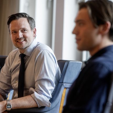 Utviklingsminister Dag Inge Ulstein og bachelorstudent og NHH Aid-leder Trym Sandvik. 