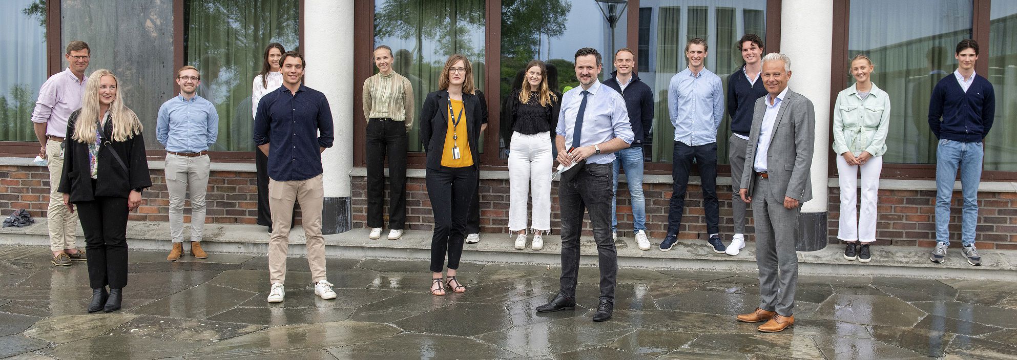 Utviklingsminister Dag Inge Ulstein (KrF) i midten møtte (fra venstre) finansforsker Aksel Mjøs, studentene Lise May Sæle, Christian Arstein fra NHHS og NHH Aid-leder Trym Sandvik, prorektor for utdanning Malin Arve og NHHs kommunikasjonsdirektør Geir Mikalsen. Teamet bak årets NHH Aid fikk en prat med Ulstein. – Dere kommer til å bli viktige i framtidens arbeidsliv, sa han til dem. Foto: Helge Skodvin 