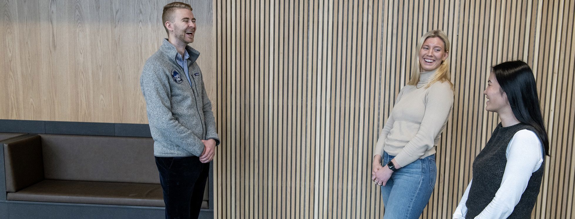 Masterstudent Nils-Fredrik Solem (25) i prat med NHH-studentene Sara Elin Bø og Signe Zhi Kvammen Skibenes (til høyre)