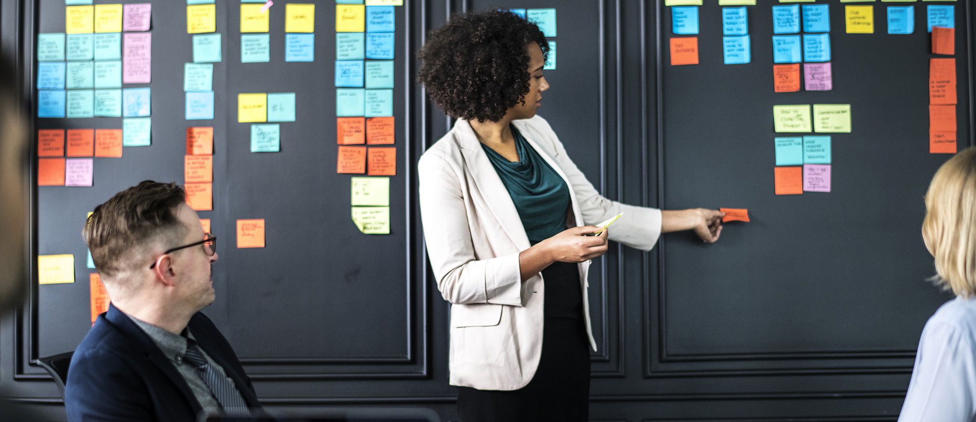 Vi får bare én sjanse til å gjøre et godt førsteinntrykk. Men kan de første minuttene av et teammøte virkelig være avgjørende for hvordan vi jobber og presterer sammen, spør NHH-forsker og prorektor Therese E. Sverdrup i E24. Foto: pxhere.