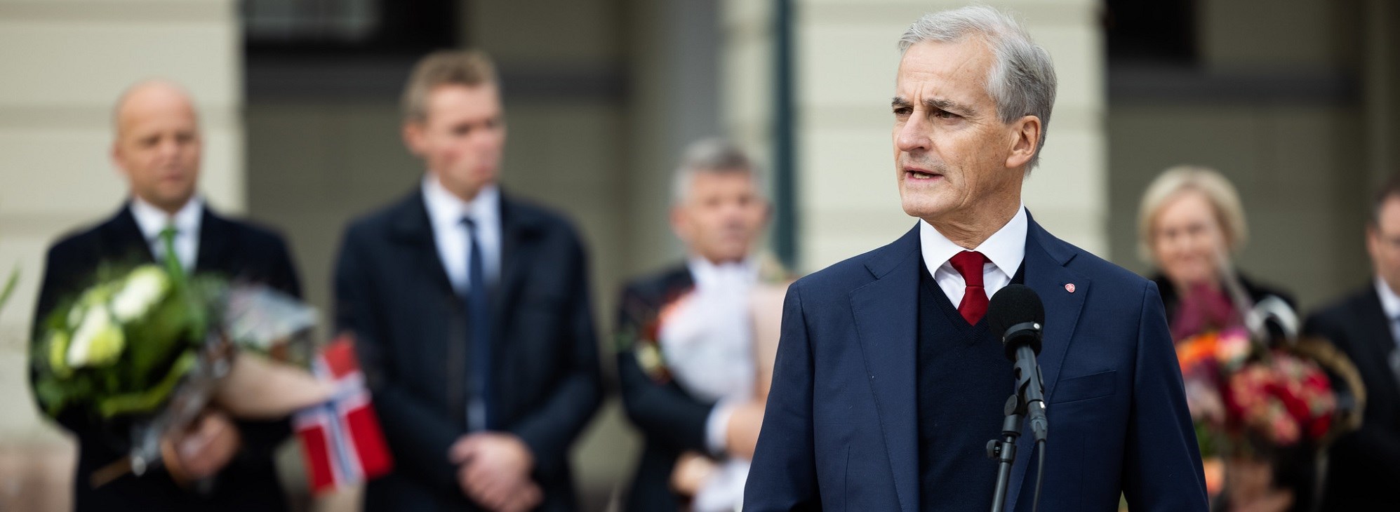 Photo: Jonas Gahr Støre (A) speaking on the castle square (Peter Mydske/Stortinget)