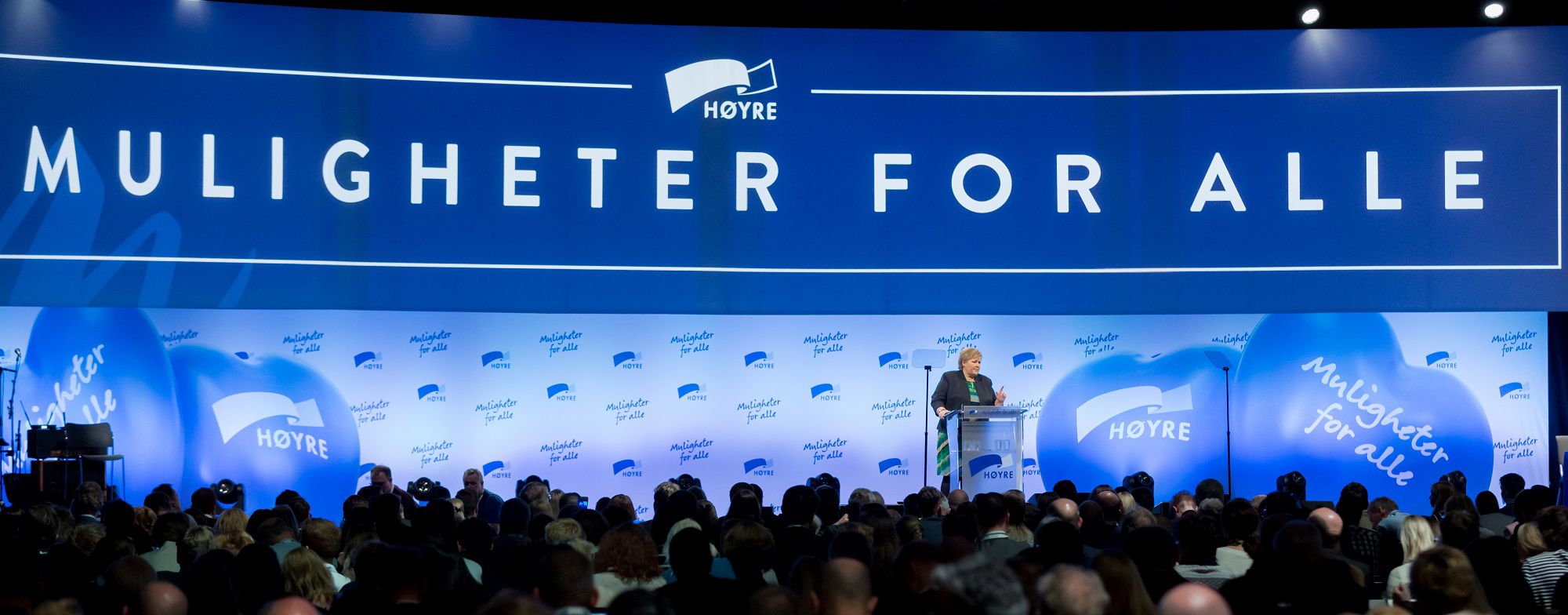 erna solbert, høyre, taler. Foto av Hans Kristian Thorbjørnsen