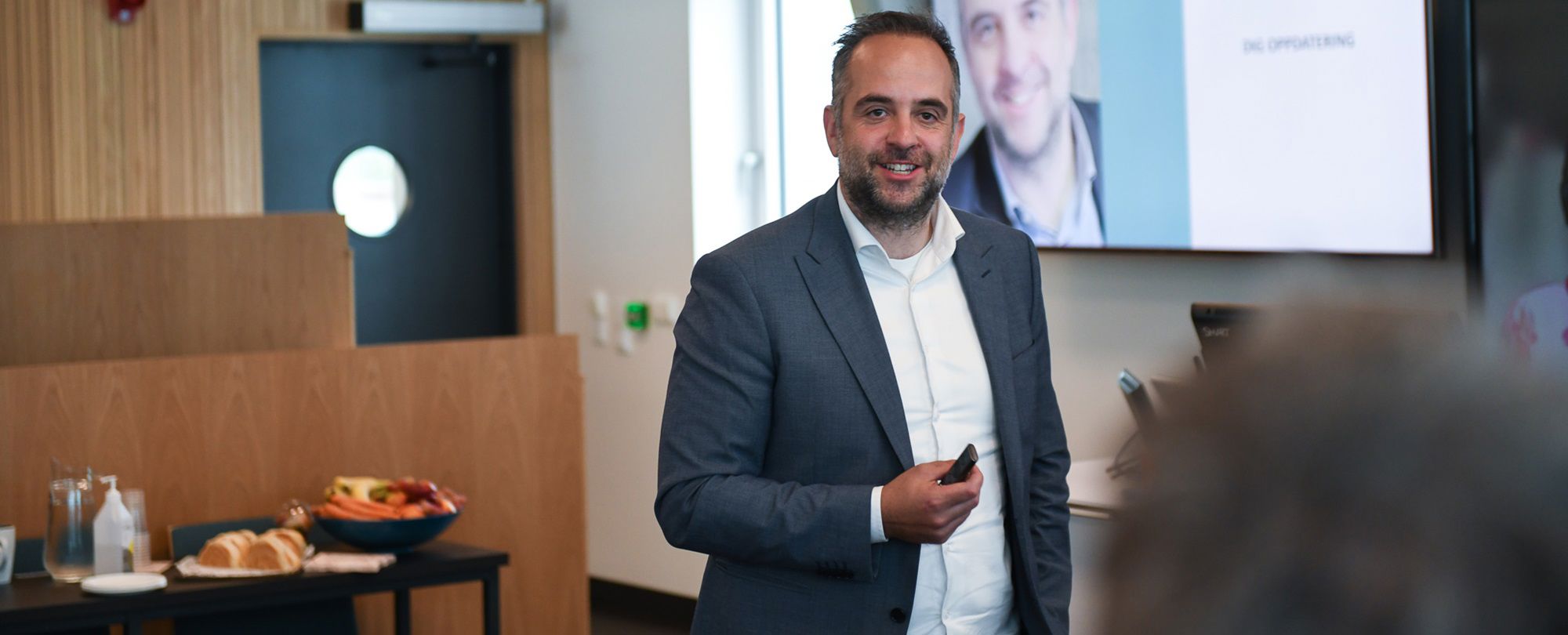 Når vi velger forbud fremfor kompetanse, overlater vi ikke bare styringen til andre. Vi skaper et vakuum der ukritisk bruk får fritt spillerom,