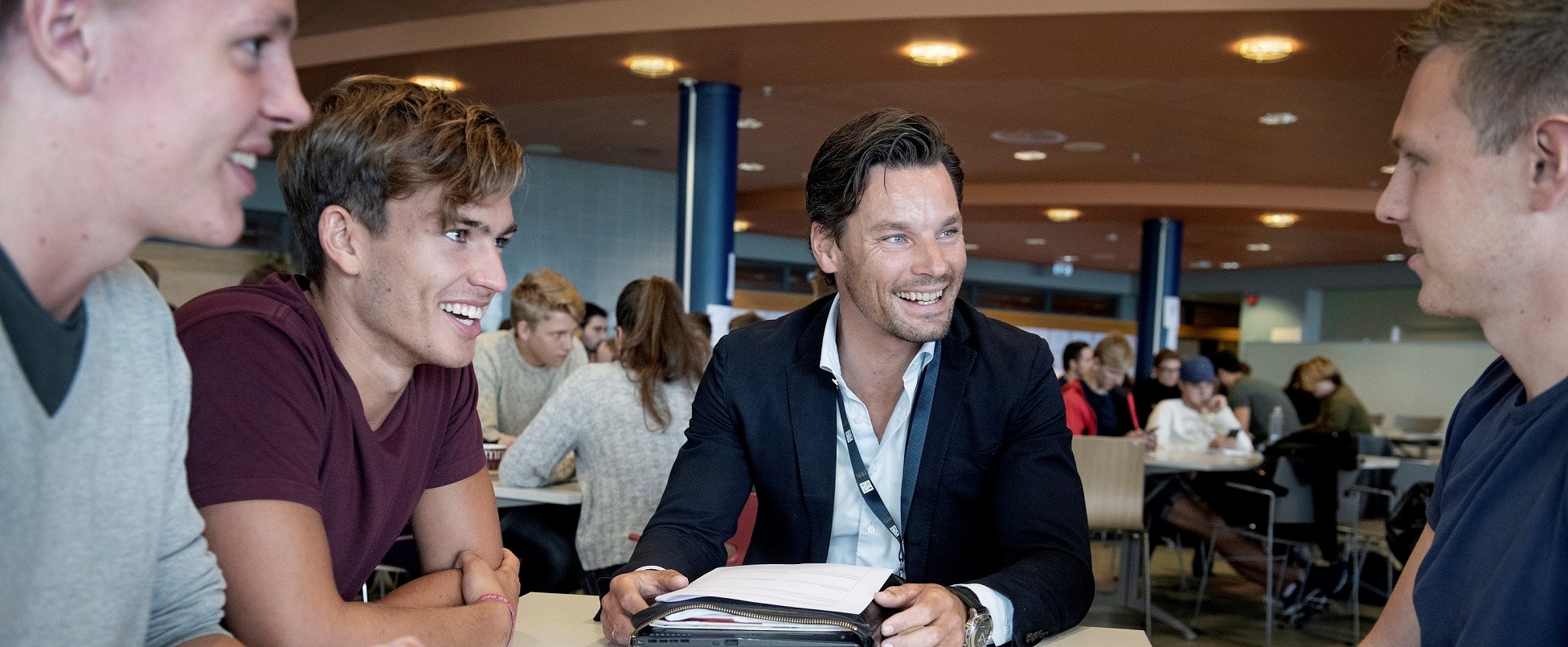 Eiendomsutvikler Anders Buchardt (i (midten) er mentor for bachelorstudentene Carsten S. Gilje fra Bærum (fra venstre), Markus Myklebust fra Follo og Knut Henry Ressem fra Ørsta