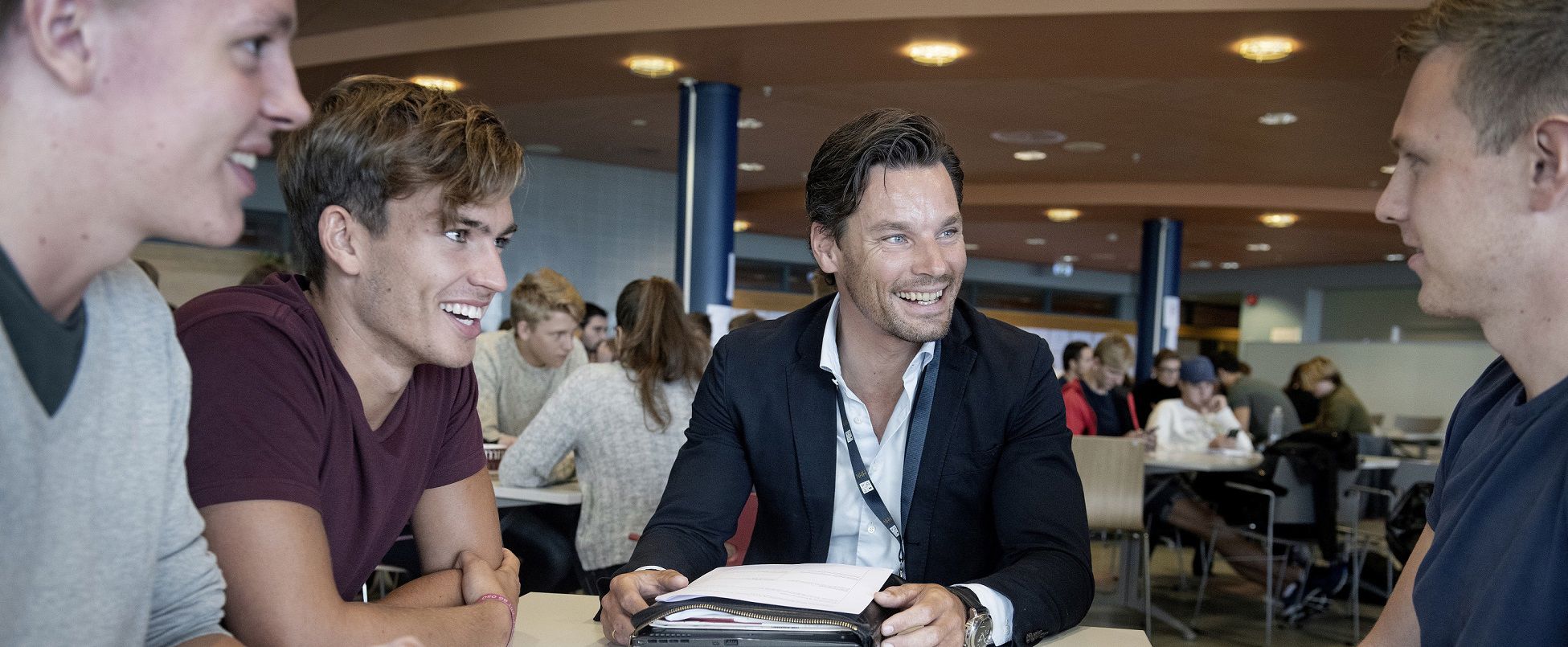 Eiendomsutvikler Anders Buchardt (i (midten) er mentor for bachelorstudentene Carsten S. Gilje fra Bærum (fra venstre), Markus Myklebust fra Follo og Knut Henry Ressem fra Ørsta