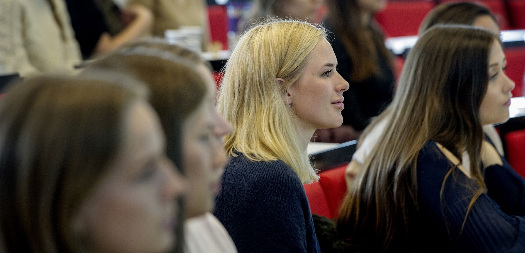 – Noen tror finans handler om kortsiktig gevinst. Og noen tror at finans ikke er samfunnsnyttig, sier finansforsker Jøril Mæland, som hadde invitert kvinnelige studenter til front-finans-treff på NHH.