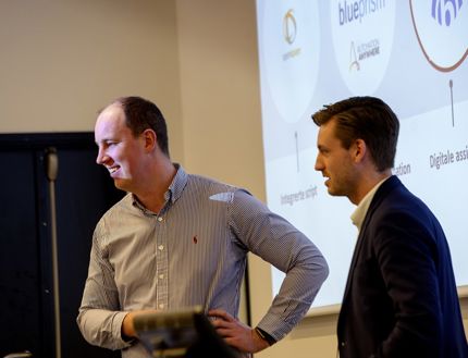 Christoffer Pettersen og Marcus Garberg før en NHH-forelesning om robotisering.