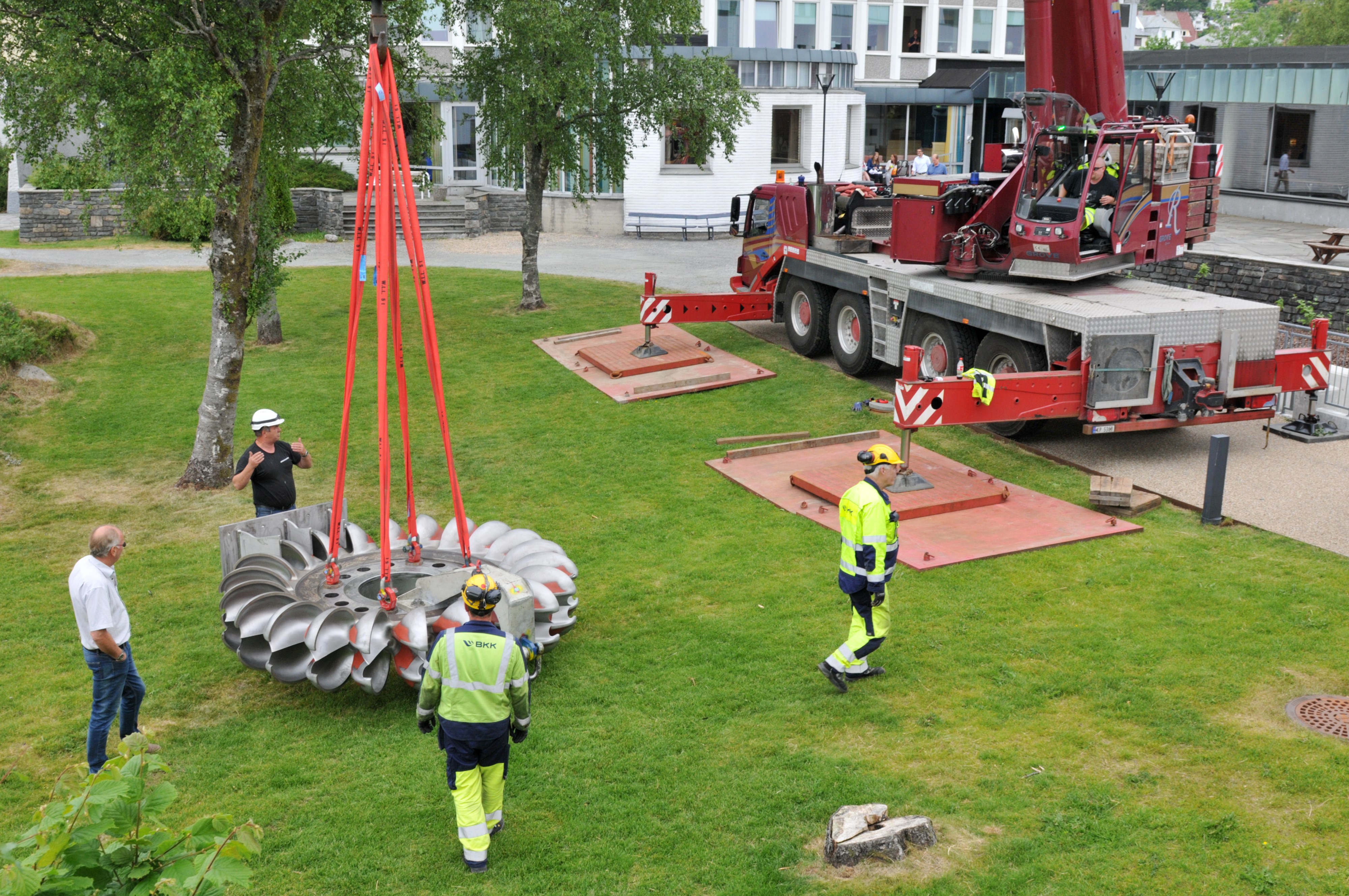 Turbinhjul blir løfta på plass. Foto: Hallvard Lyssand