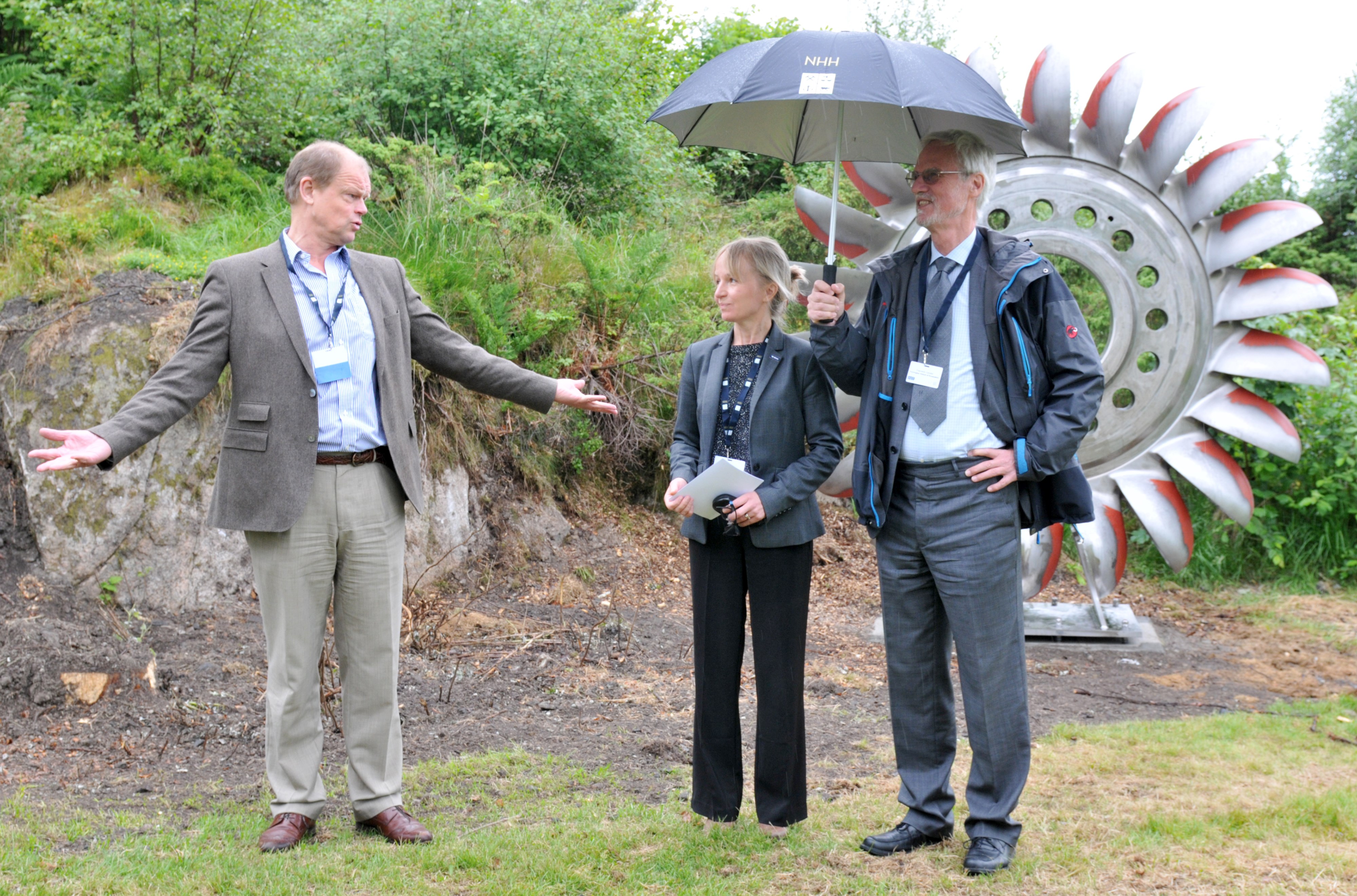 Gunnar Eskeland, Jannicke Hilland og Frøystein Gjesdal under overrekking av turbinhjul.